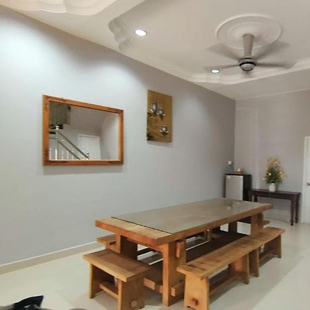 Homestay Roma Suite كُوالا تيرينغانو المظهر الخارجي الصورة