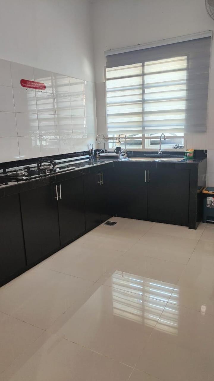 Homestay Roma Suite كُوالا تيرينغانو المظهر الخارجي الصورة